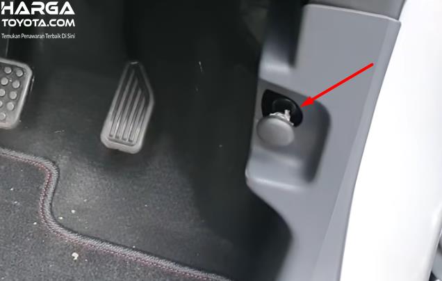 Gambar ini menunjukkan kenop untuk membuka kap mesin mobil Toyota Agya