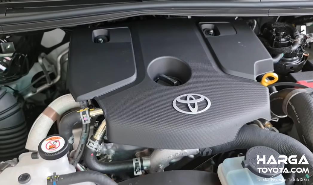 Gambar ini menunjukkan mesin mobil Toyota Innova Venturer 2021