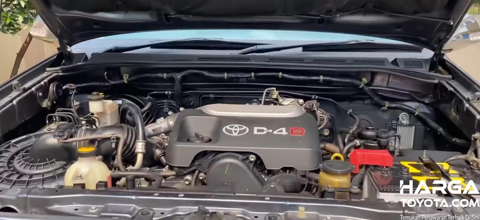 Gambar ini menunjukkan mesin pada mobil Toyota Fortuner