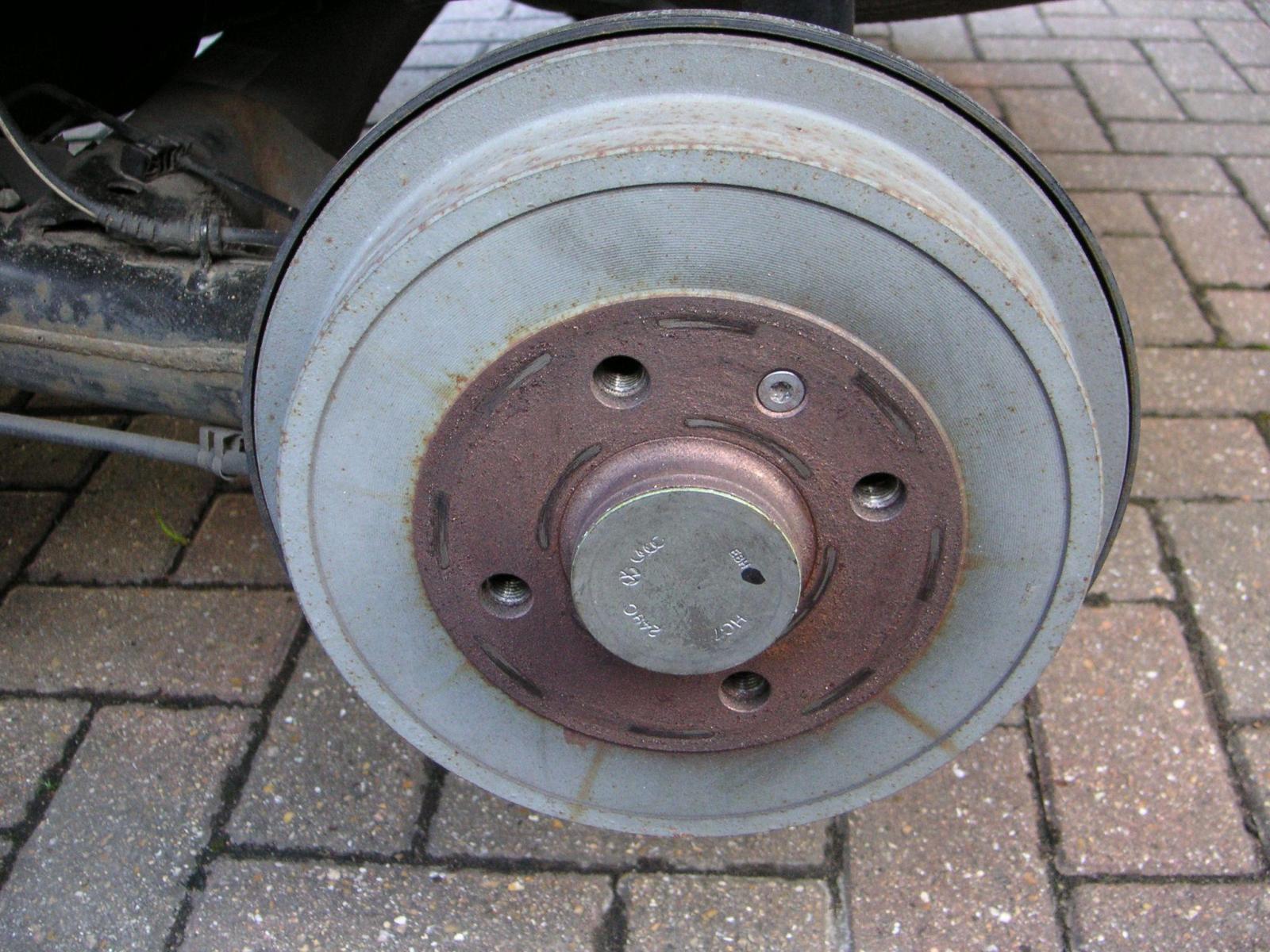 Rem tromol banyak digunakan sebagai rem belakang kendaraan bermotor