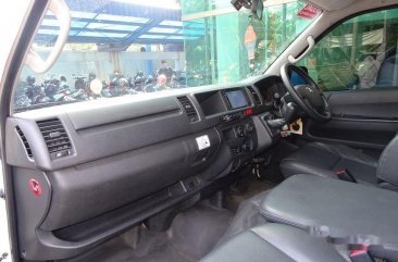 Toyota Hiace High Grade Commuter 2015 Van