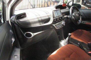 Toyota Sienta 1.5V M/T 2016