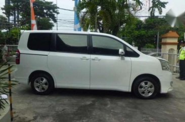 Toyota NAV1 Luxury V 2013 Minivan