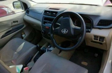 Toyota Avanza Tipe E MT Warna Putih Tahun 2015