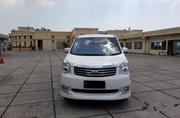 Toyota NAV1 Luxury V 2013 Minivan