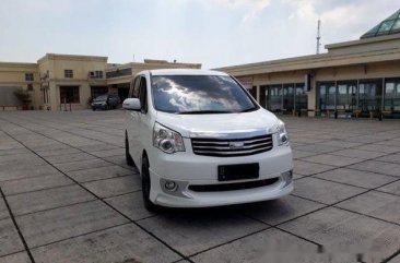 Toyota Nav1 2.0 V Lux 2013