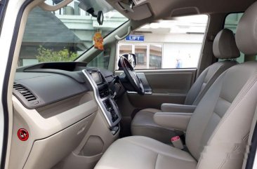 Dijual mobil Toyota NAV1 Luxury V 2013 MPV