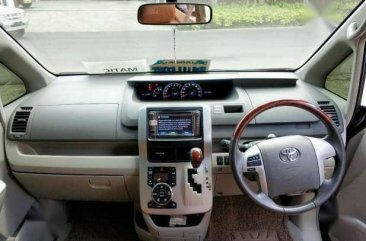 Toyota NAV1 V AT Tahun 2013 Automatic