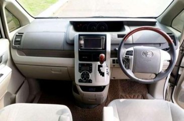 Toyota NAV1 V AT Tahun 2014 Automatic