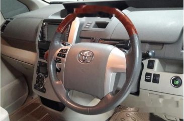 Toyota NAV1 V 2013 MPV dijual