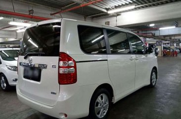 Butuh uang jual cepat Toyota NAV1 2013
