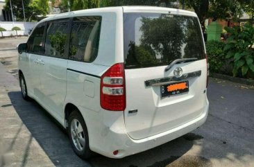 Butuh uang jual cepat Toyota NAV1 2014