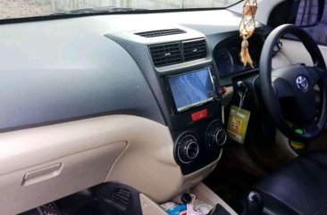 Butuh uang jual cepat Toyota Avanza 2012