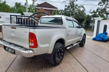 Butuh uang jual cepat Toyota Hilux 2011